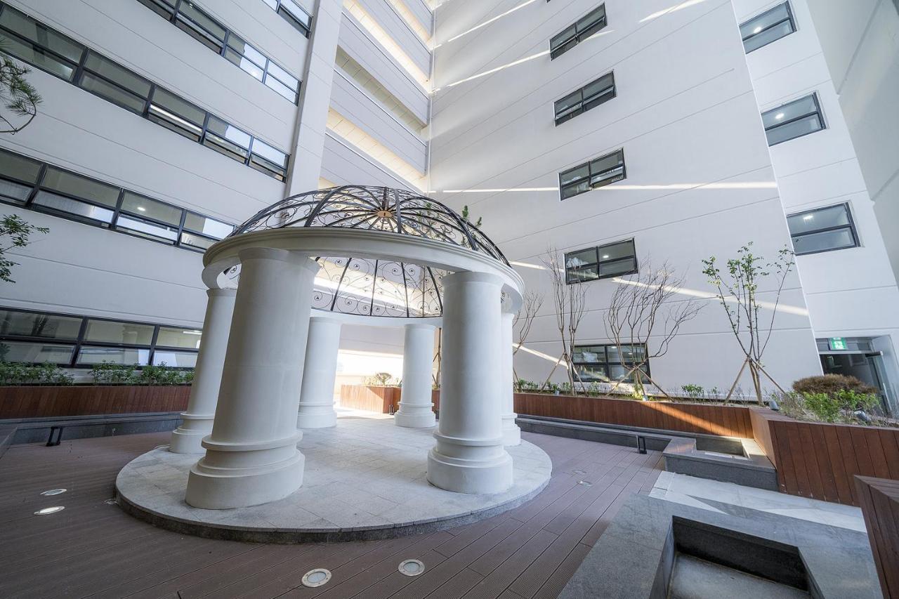 Gangneung Chonpines Ocean Suites Hotel Bagian luar foto