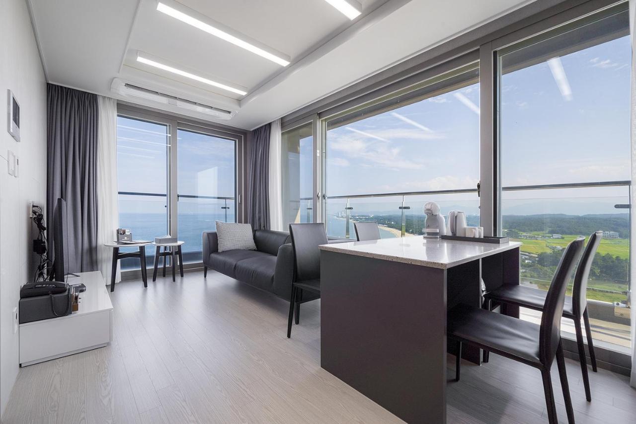 Gangneung Chonpines Ocean Suites Hotel Bagian luar foto
