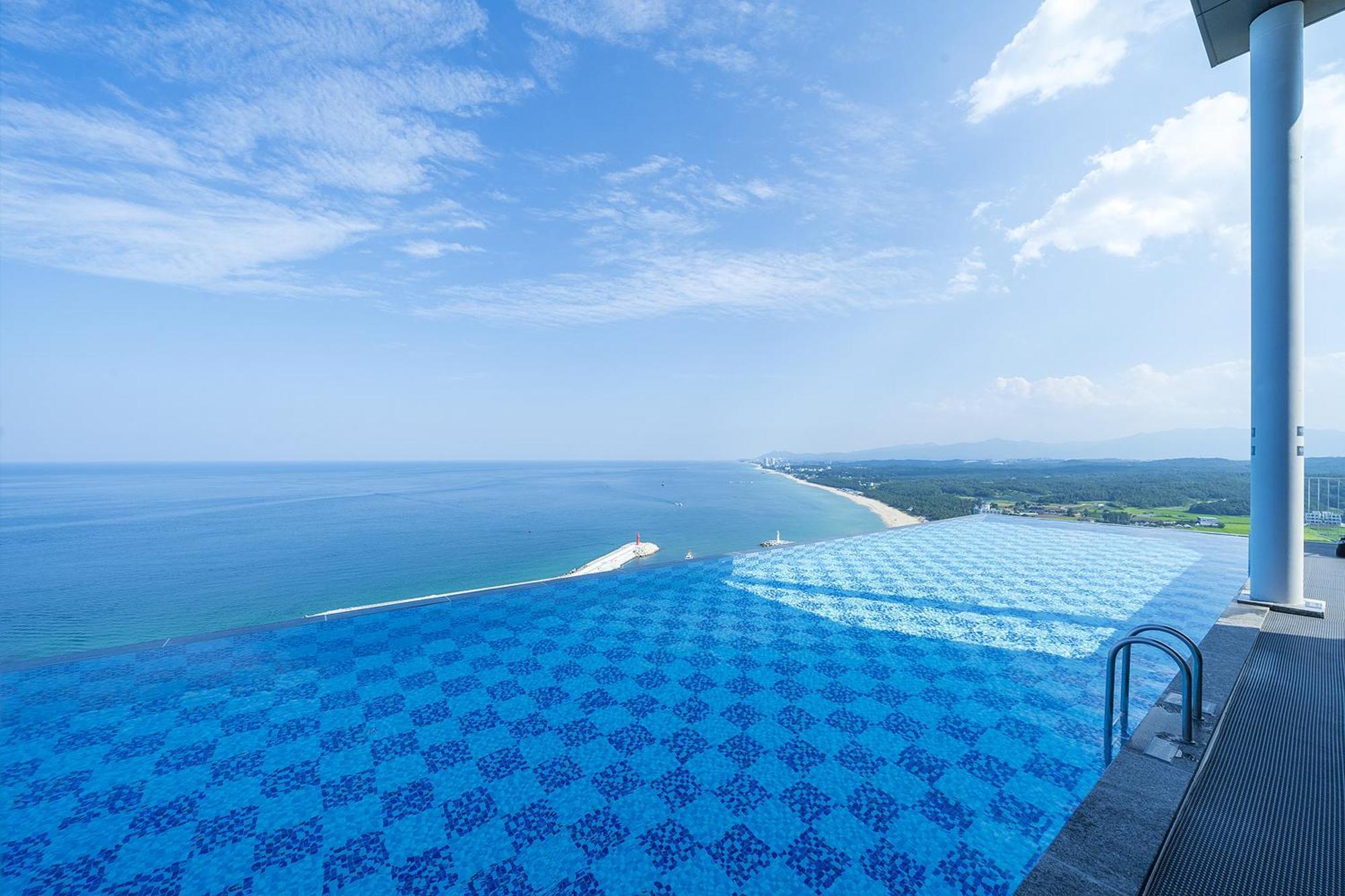 Gangneung Chonpines Ocean Suites Hotel Bagian luar foto