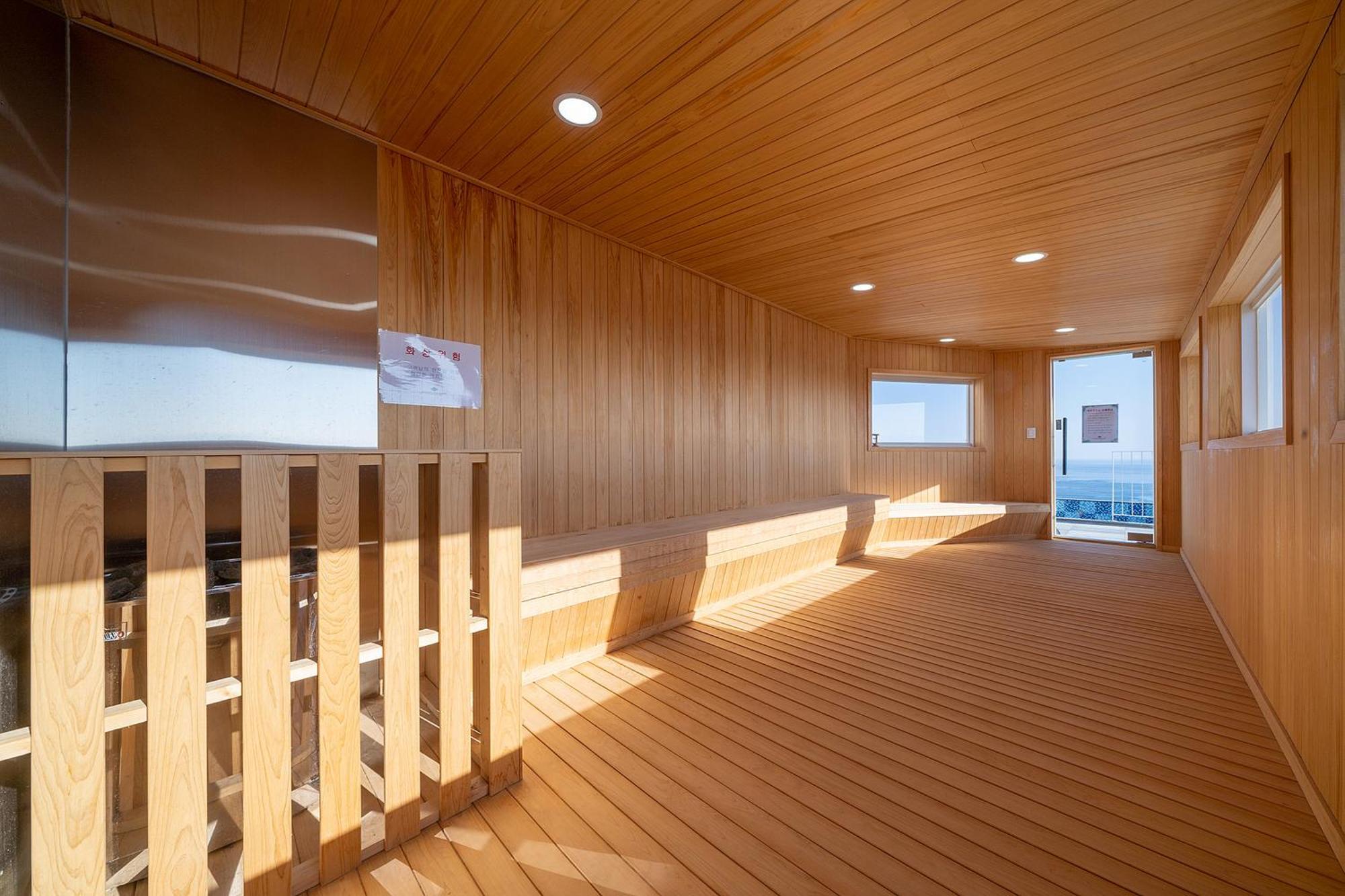Gangneung Chonpines Ocean Suites Hotel Bagian luar foto