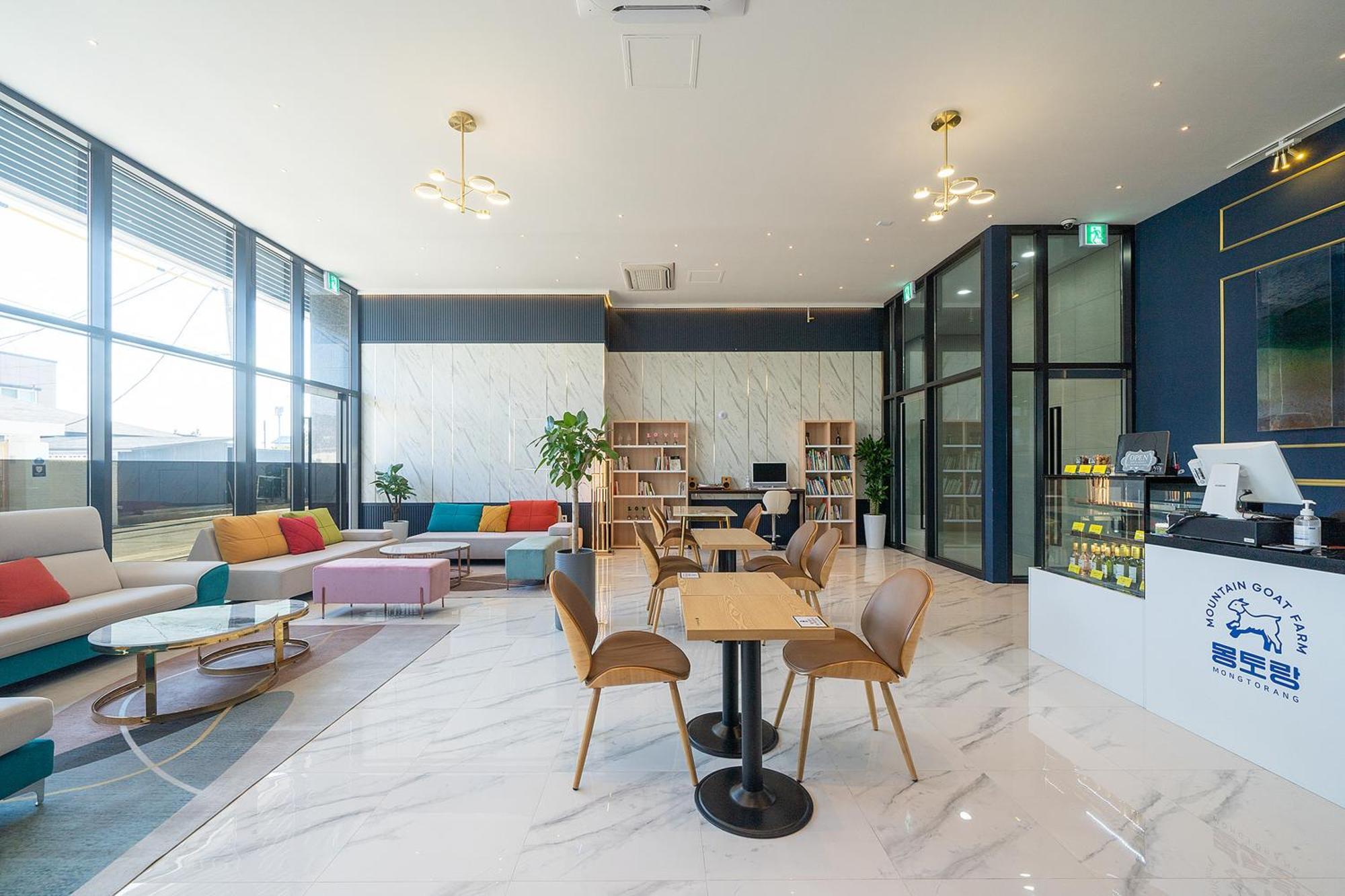 Gangneung Chonpines Ocean Suites Hotel Bagian luar foto