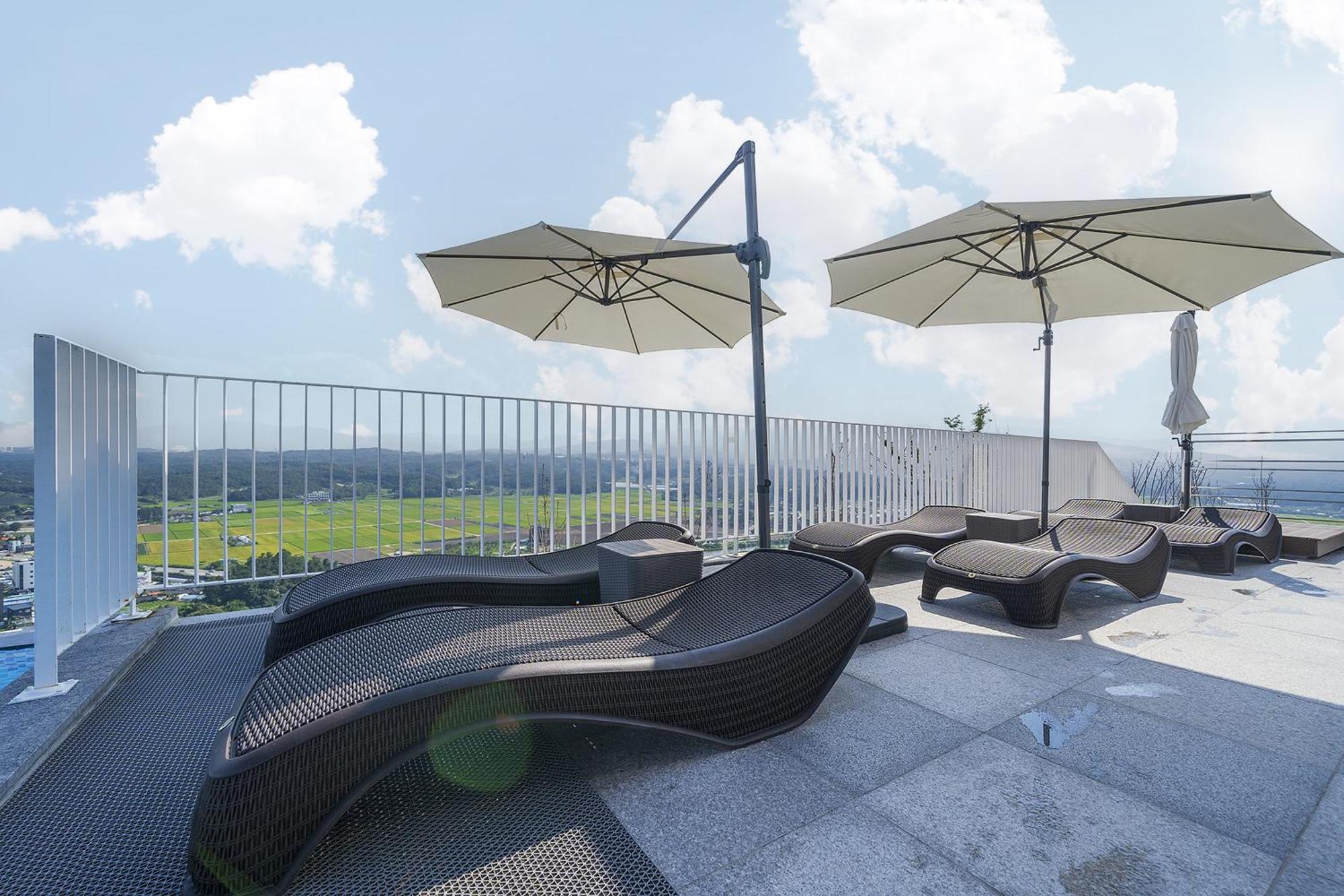 Gangneung Chonpines Ocean Suites Hotel Bagian luar foto