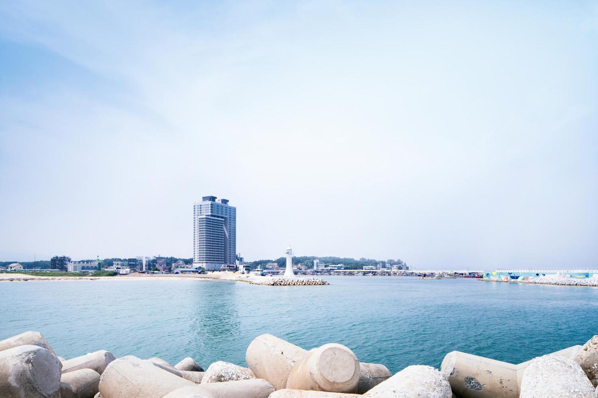 Gangneung Chonpines Ocean Suites Hotel Bagian luar foto