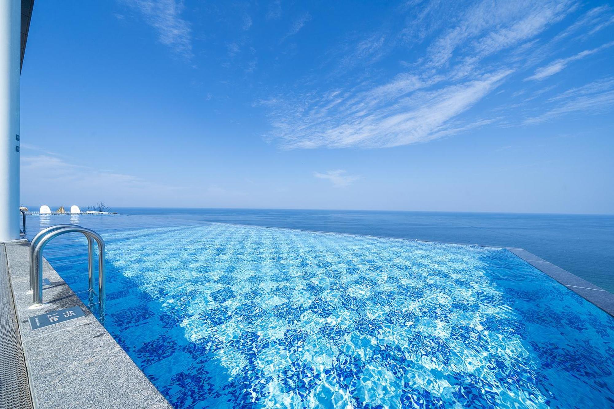 Gangneung Chonpines Ocean Suites Hotel Bagian luar foto
