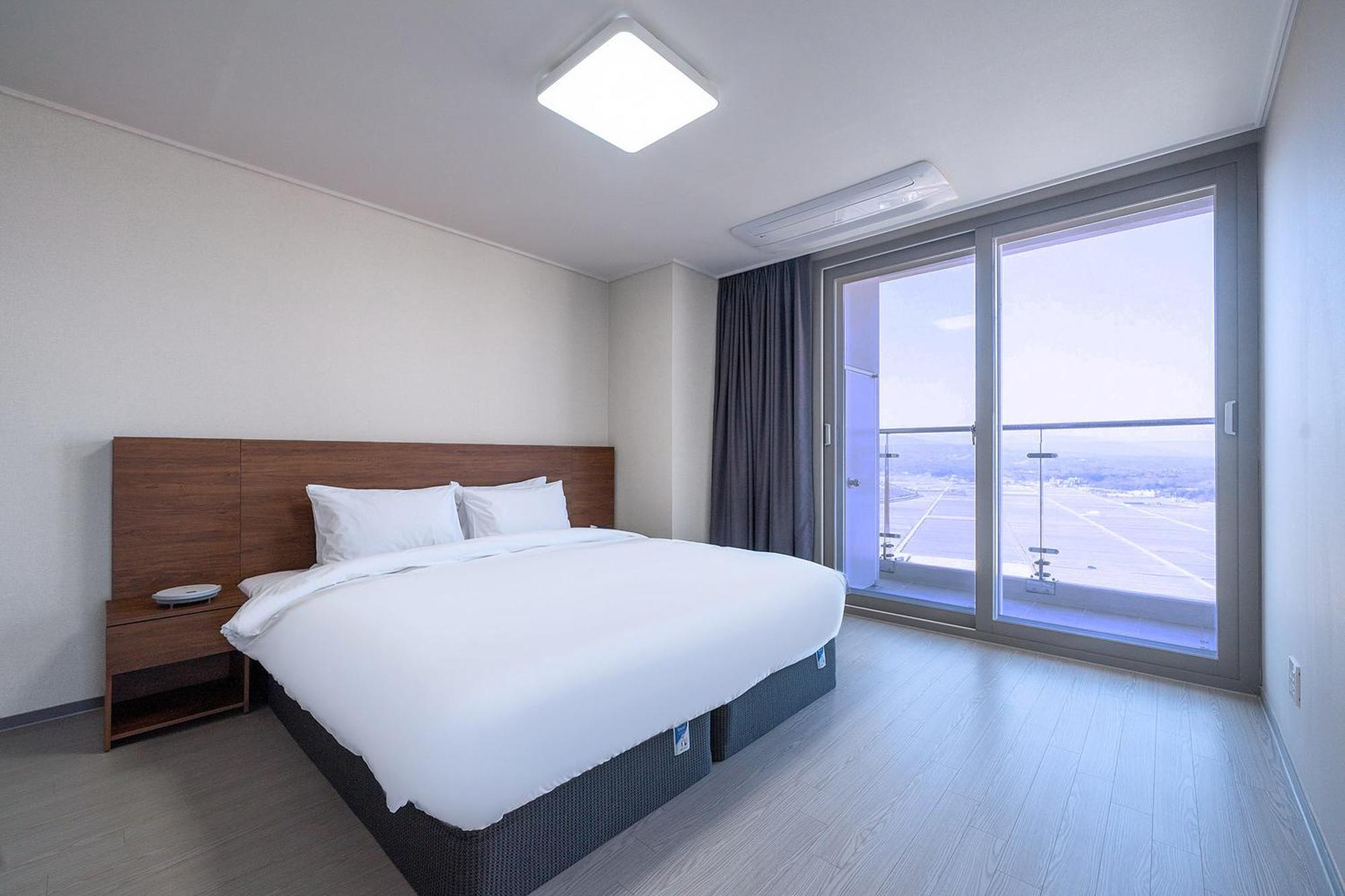 Gangneung Chonpines Ocean Suites Hotel Bagian luar foto