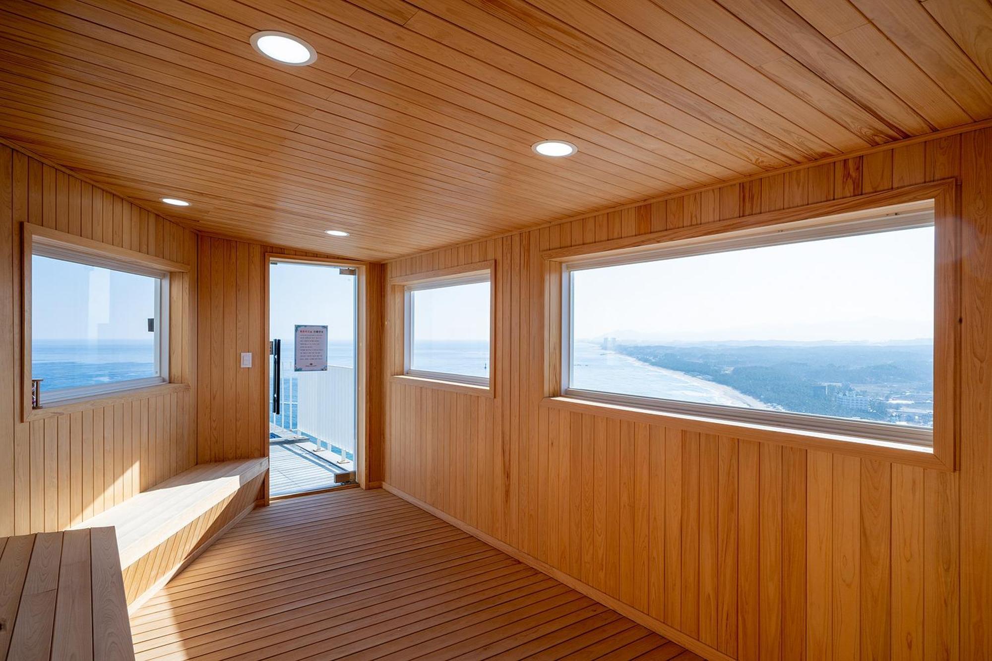 Gangneung Chonpines Ocean Suites Hotel Bagian luar foto