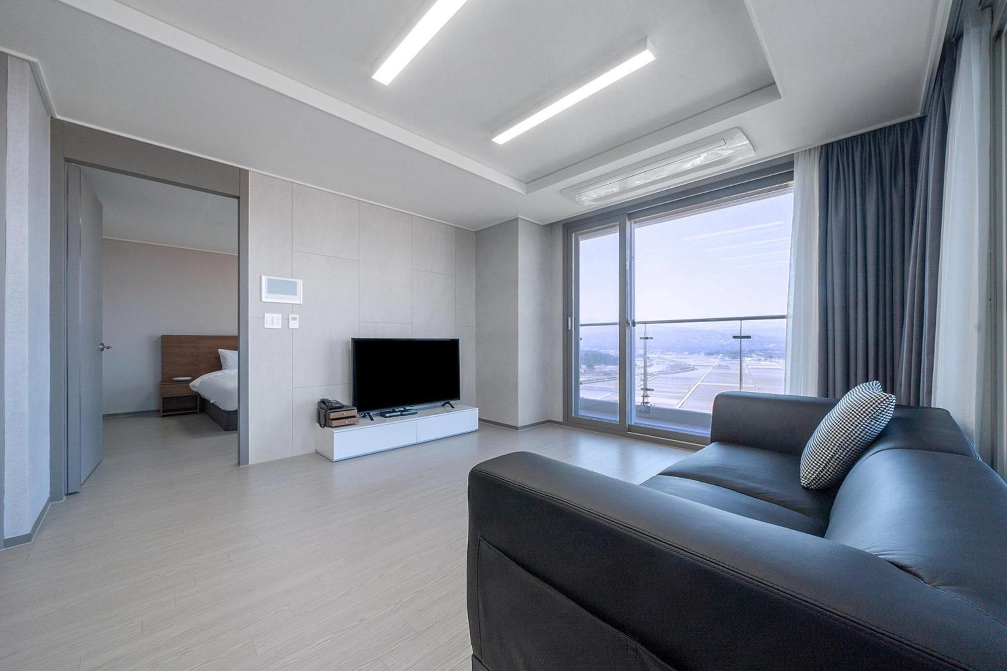 Gangneung Chonpines Ocean Suites Hotel Bagian luar foto